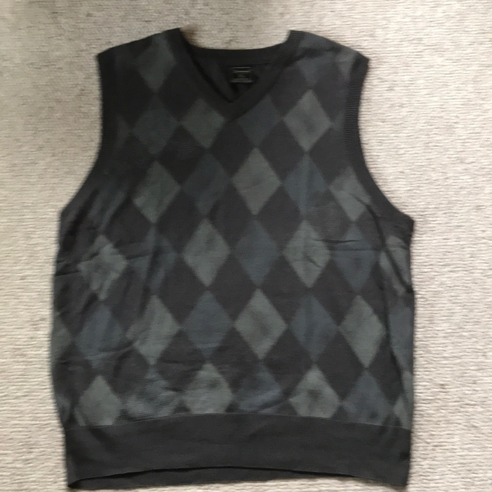 3/$25💜XL men’s Irreverent vest in grays